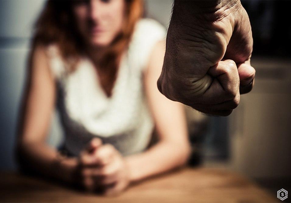 Violência doméstica em condomínios: o que a lei diz e como seu prédio deve agir (sem expor vítimas)