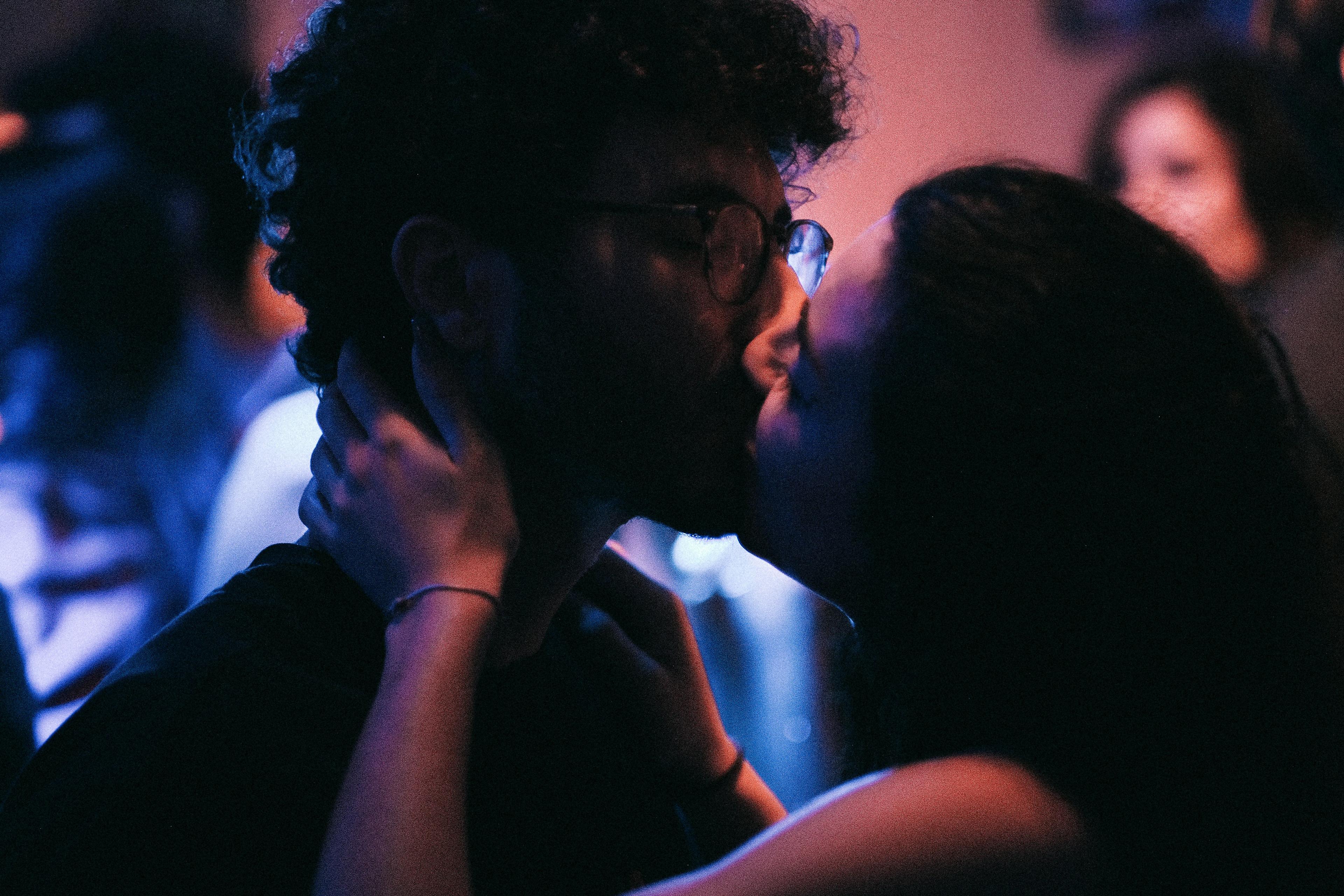 Toque de Recolher do Amor? Regra de Condomínio Sobre Barulho em Relações Sexuais Gera Debate